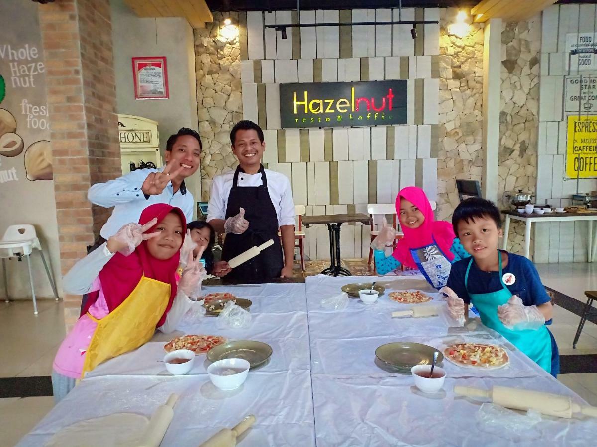Hazotel Semarang Exterior foto